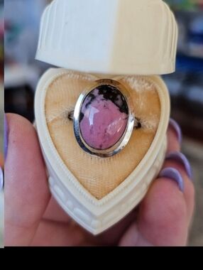 10k white gold rhodonite ring size 5 1/4. It measures between 5.5 and 5.25 on my